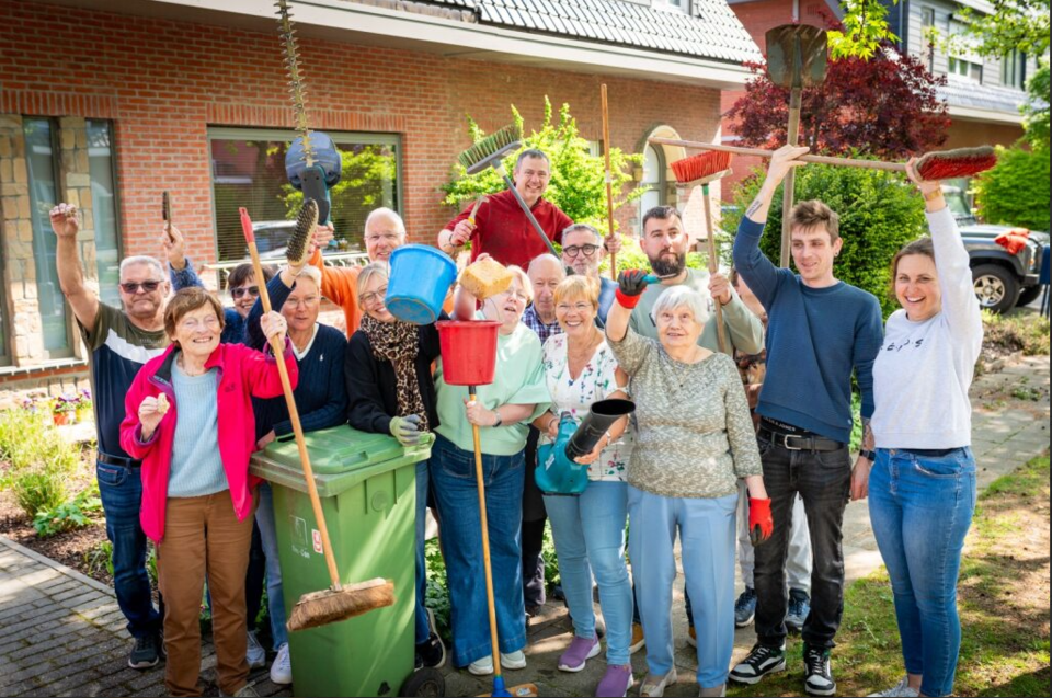 Buren hebben samen poetsplezier.